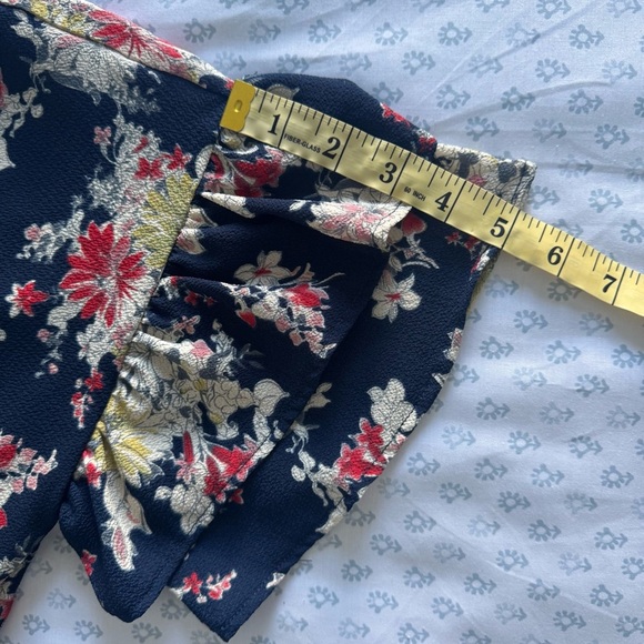 Francesca’s NWT Miami Navy Floral Size Medium Romper - Picture 5 of 6